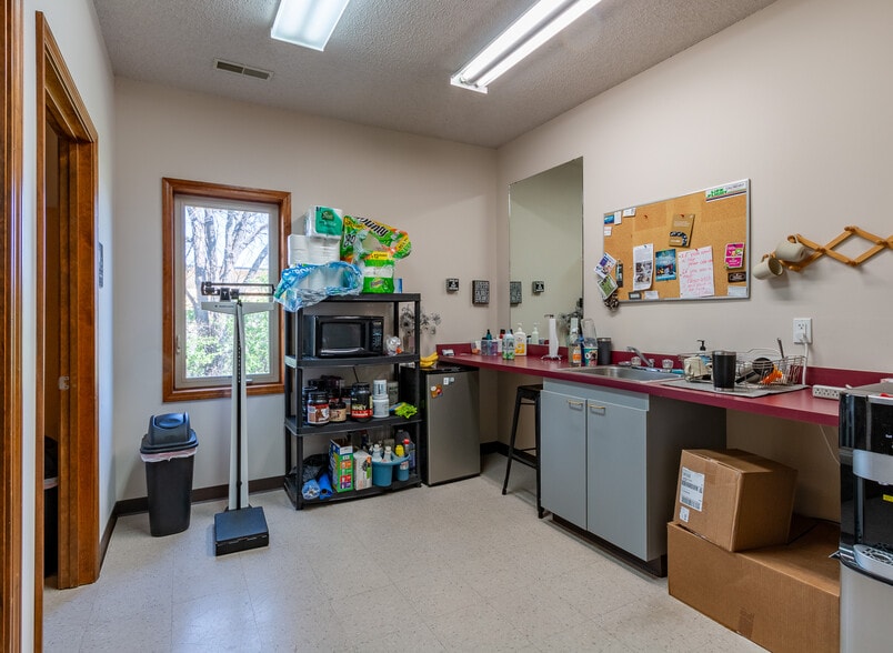 More Photos Of 2500 W 31st St, Lawrence Office For Sale