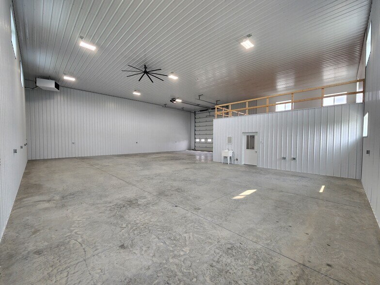 More Photos Of 9663 230th Ave, Anamosa Warehouse For Lease