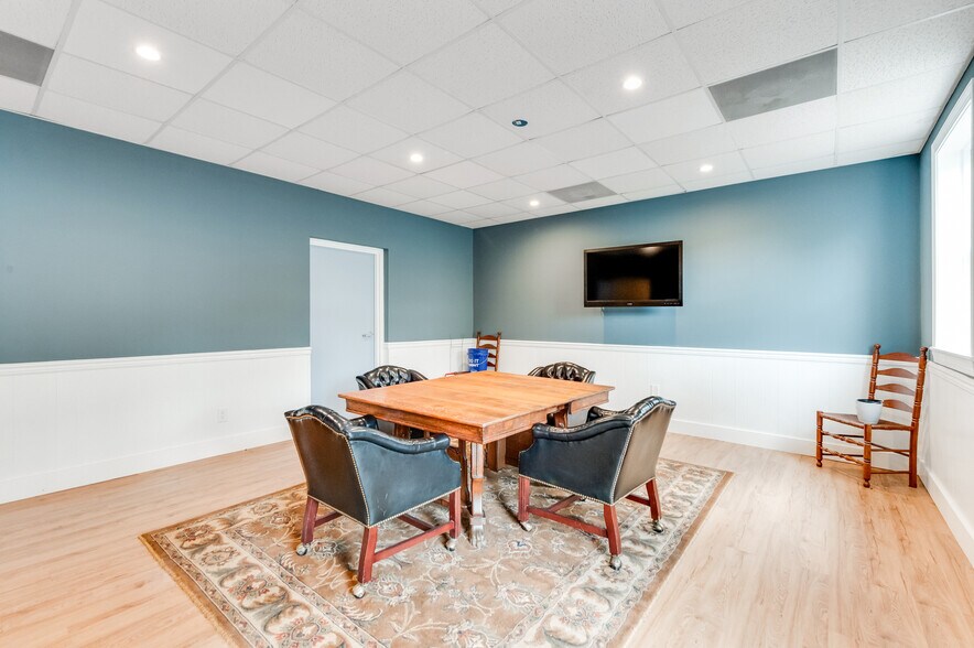 More Photos Of 16945 General Puller Hwy, Deltaville Office For Sale