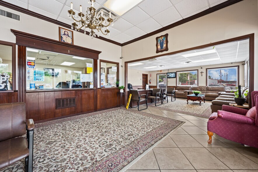 More Photos Of 411 Spencer Hwy, South Houston Auto Dealership For Lease