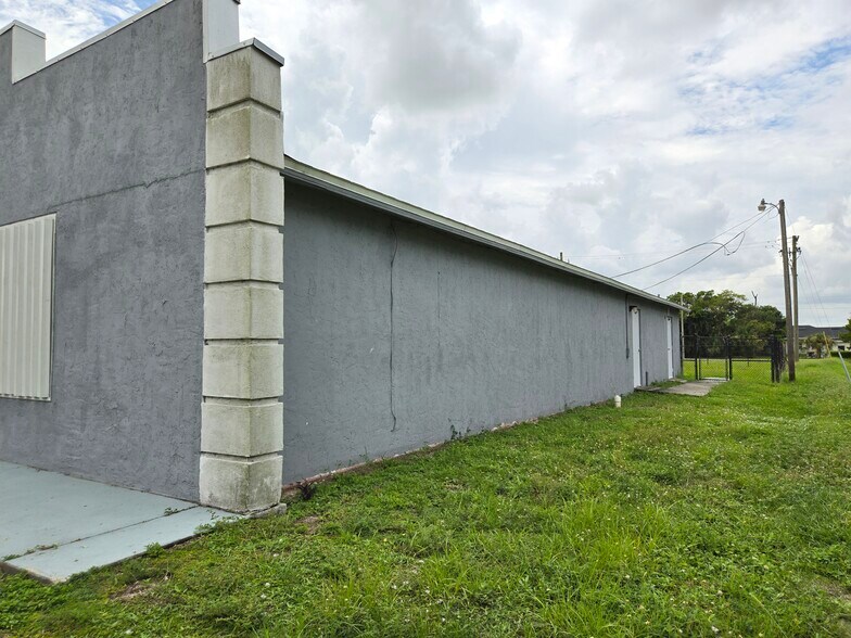 More Photos Of 3696 Dr Martin Luther King Jr Blvd, Fort Myers Freestanding For Lease