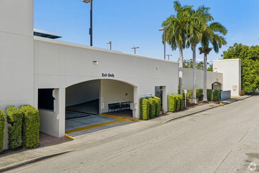 More Photos Of 1970 Golf St, Sarasota Medical For Lease