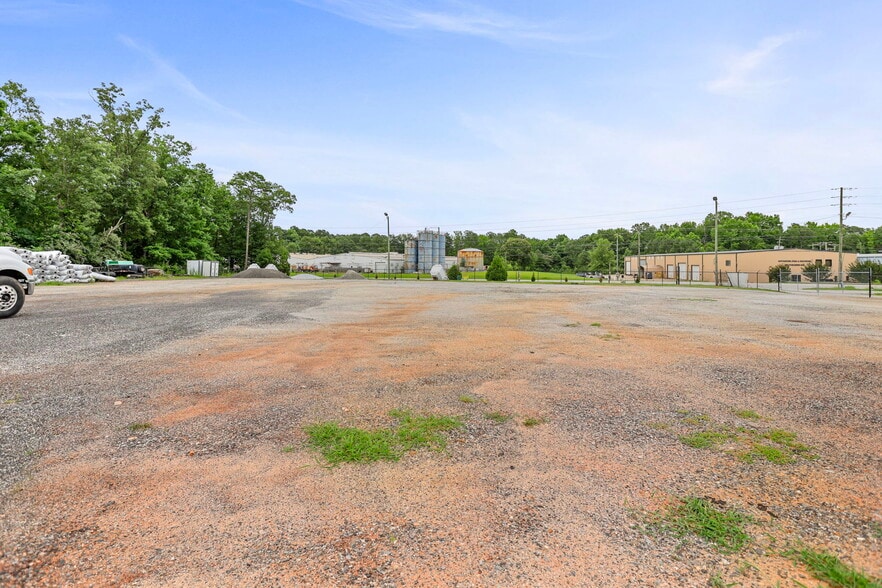 More Photos Of 477 Corinth Rd, Newnan Warehouse For Lease