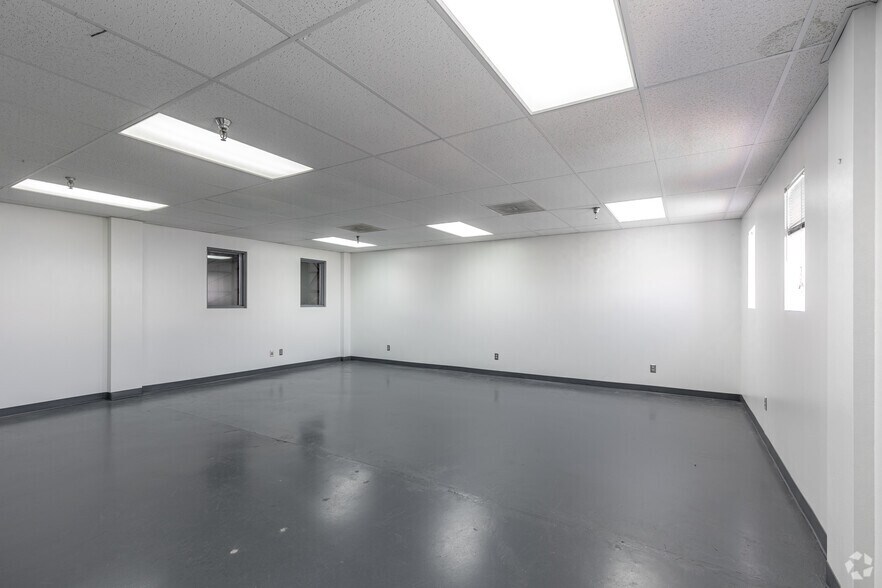 More Photos Of 6129 Amelia Earhart Dr, Shreveport Warehouse For Lease