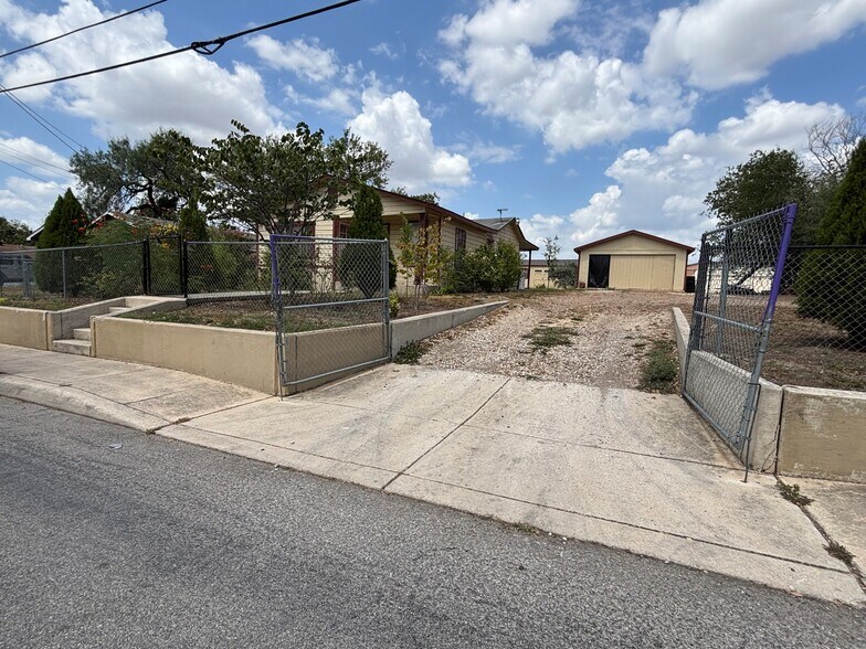 More Photos Of 147 Wainwright St, San Antonio Flex For Sale