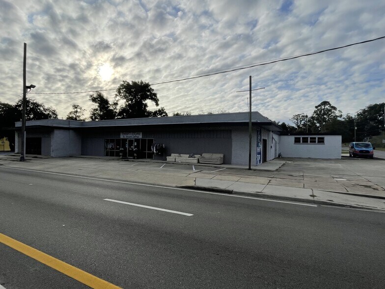 More Photos Of 1417 W Cervantes St, Pensacola Showroom For Lease