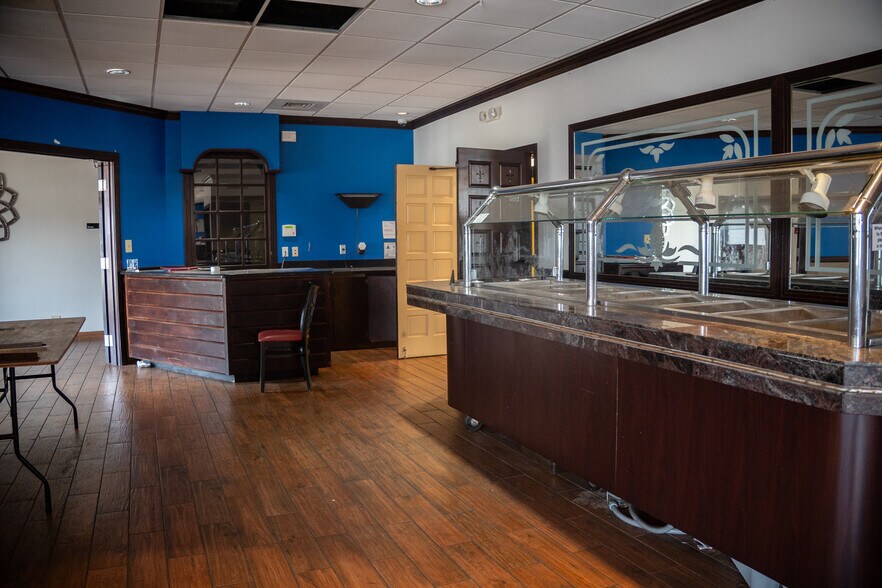 More Photos Of 2703 Ramada Rd, Burlington General Retail For Lease