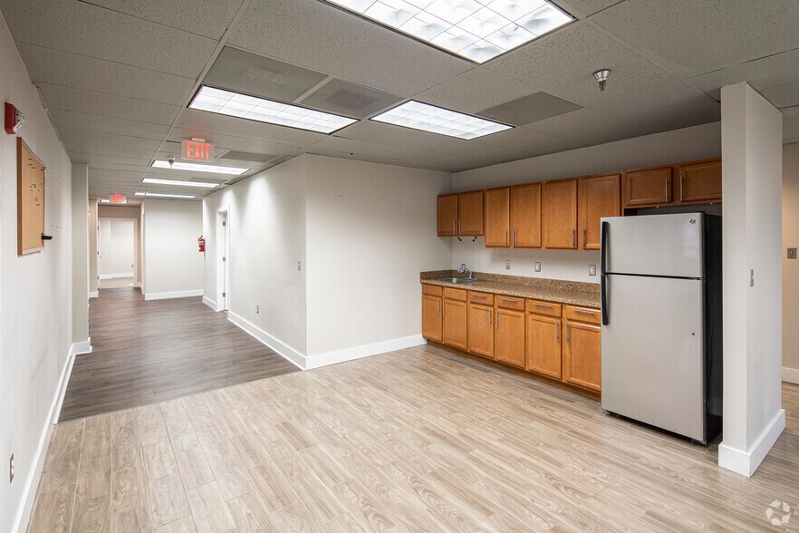 More Photos Of 2560 Huntington Ave, Alexandria Office For Lease