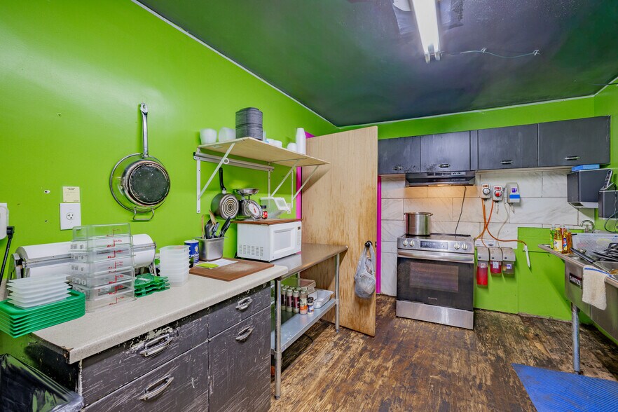 More Photos Of 1840 Volunteer Pky, Bristol Storefront Retail Residential For Sale