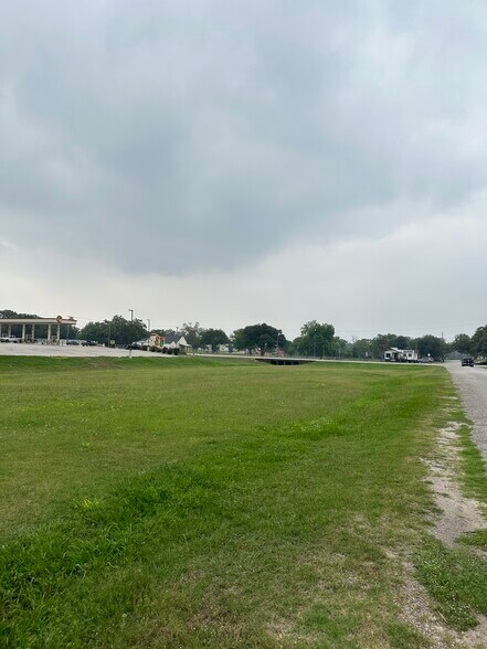 More Photos Of 25 Duval Street, Goliad Land For Lease