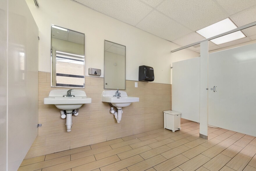 More Photos Of 4749 Baum Blvd, Pittsburgh Showroom For Lease