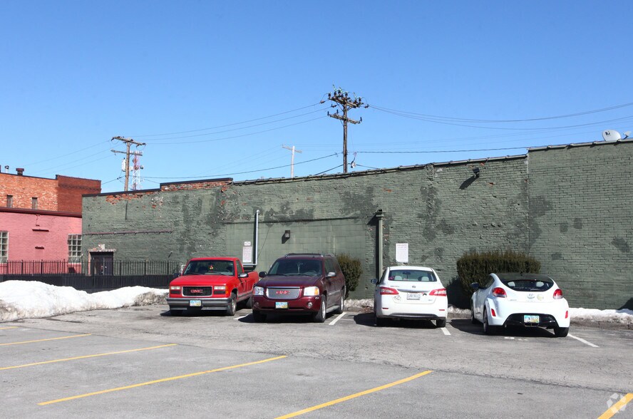 More Photos Of 145 N 5th St, Columbus Bar For Lease