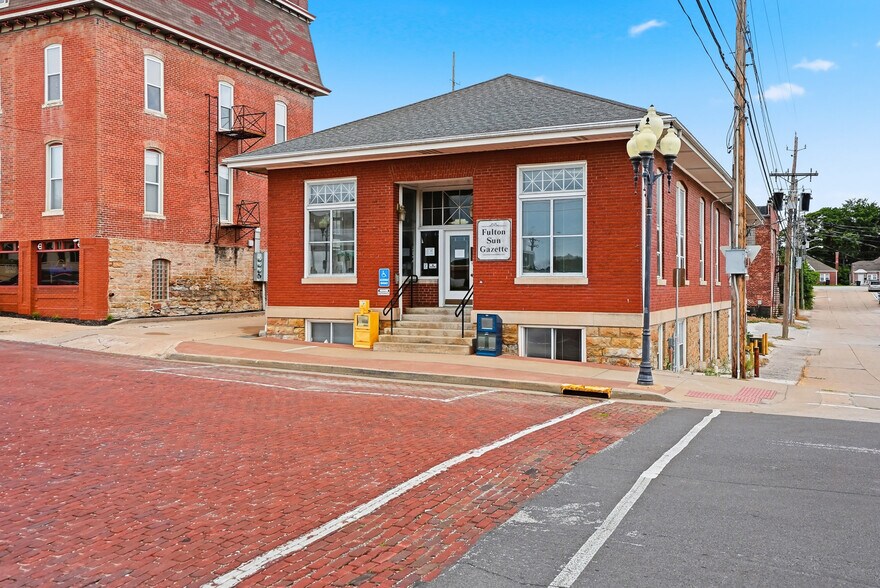 More Photos Of 115 E 5th St, Fulton Office For Sale