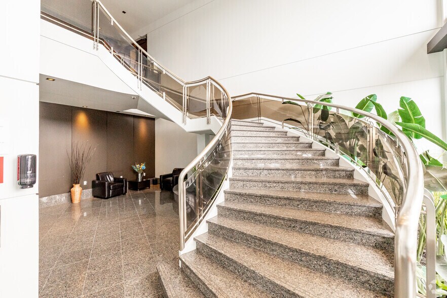 More Photos Of 6400-6476 Rue Jean-Talon E, Saint-leonard General Retail For Lease