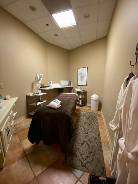 More Photos Of 546-574 Allen Rd, Basking Ridge General Retail For Lease