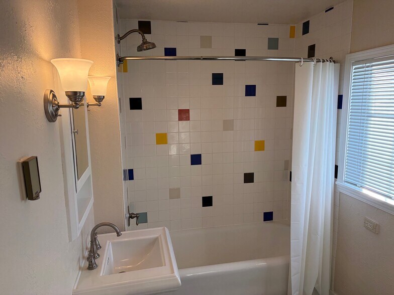 More Photos Of 2010 SE Sherman St, Portland Apartments For Sale