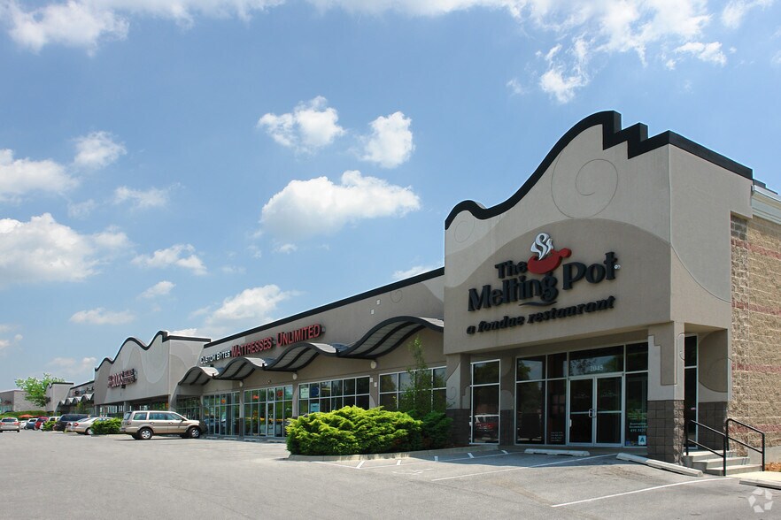 More Photos Of 2001 S Hurstbourne Pky, Louisville Storefront For Lease