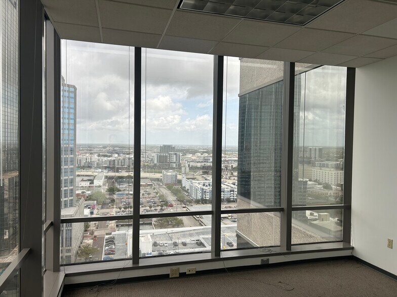 More Photos Of 100 N Tampa St, Tampa Office For Lease