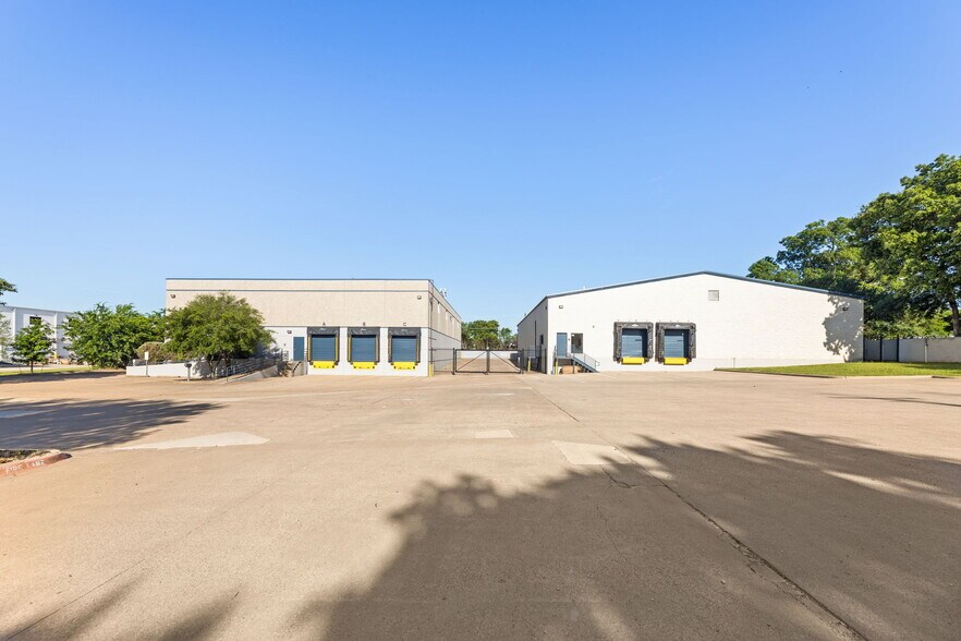 More Photos Of 515 Mills Rd, Garland Warehouse For Lease