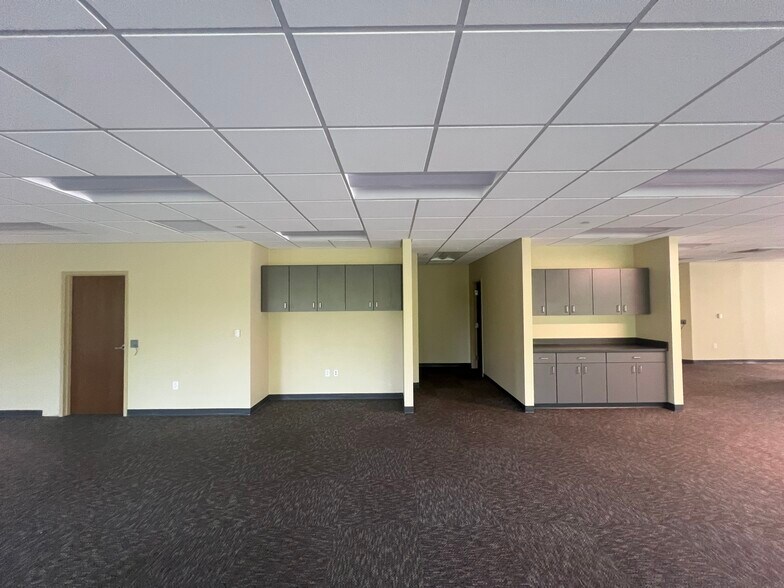 More Photos Of 2670 Chancellor Dr, Crestview Hills Office For Lease