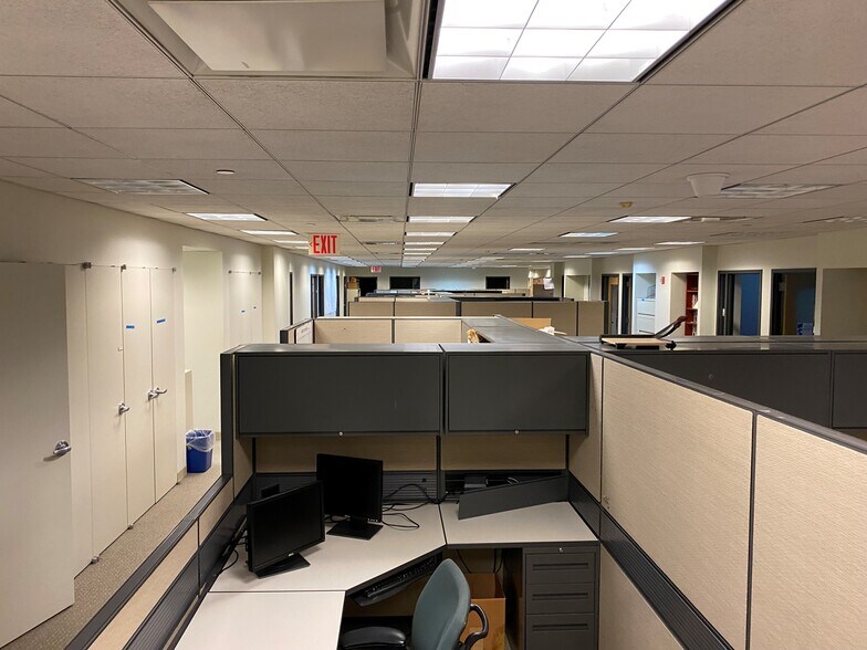More Photos Of 633 Third Ave, New York Office For Sale