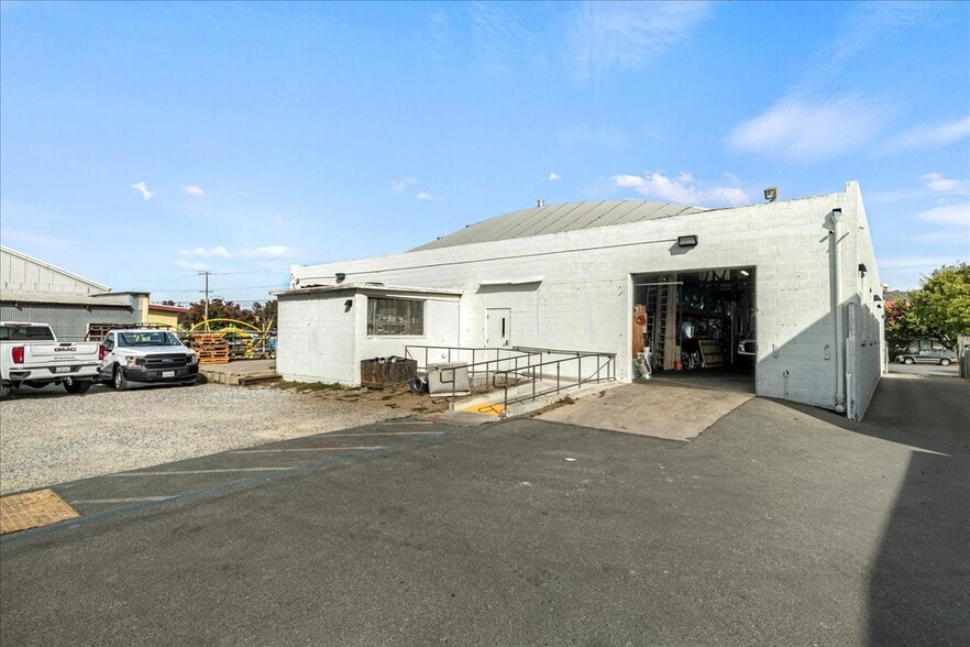More Photos Of 2566 Bay Rd, Redwood City Service For Sale