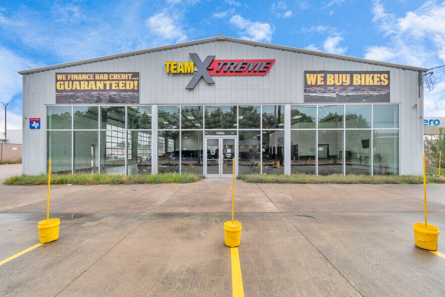 More Photos Of 14902 N Fwy Service Rd, Houston Freestanding For Lease