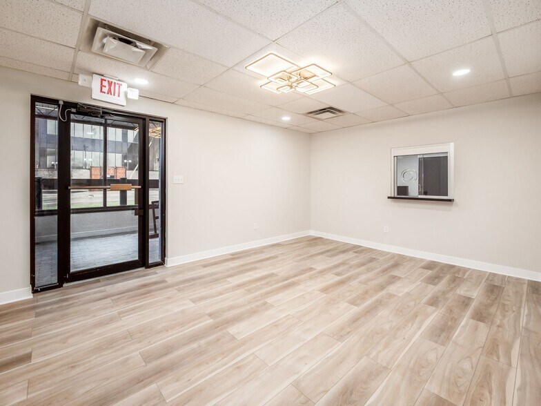 More Photos Of 750 W Broad St, Columbus Office For Sale
