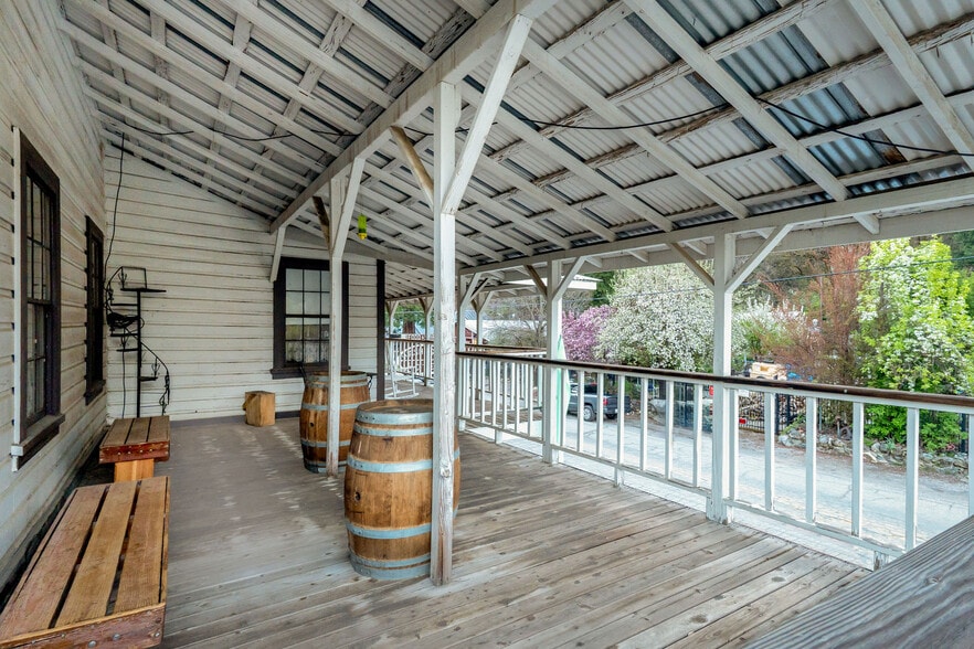 More Photos Of 15432 Washington Rd, Washington Storefront Retail Residential For Sale