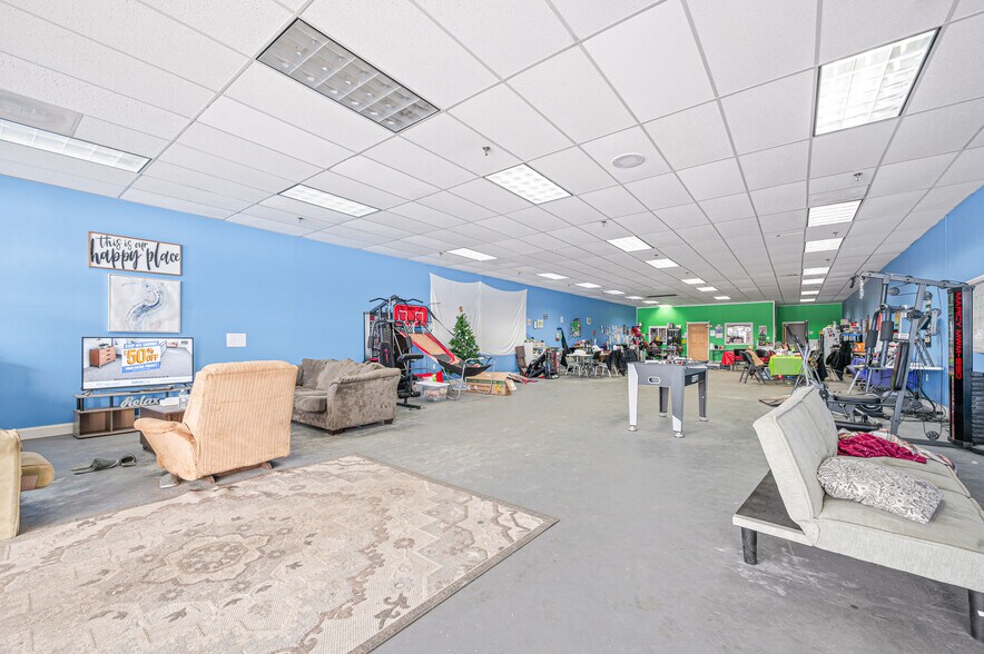 More Photos Of 1508-1574 N Mitchell St, Cadillac General Retail For Sale