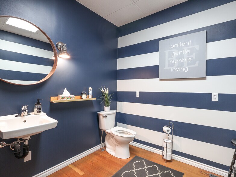 More Photos Of 5010 50 st, Stettler General Retail For Sale