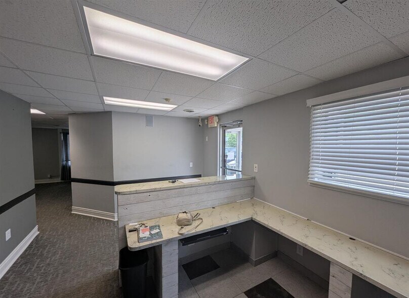 More Photos Of 105 N Parkway Dr, Pekin Office For Lease