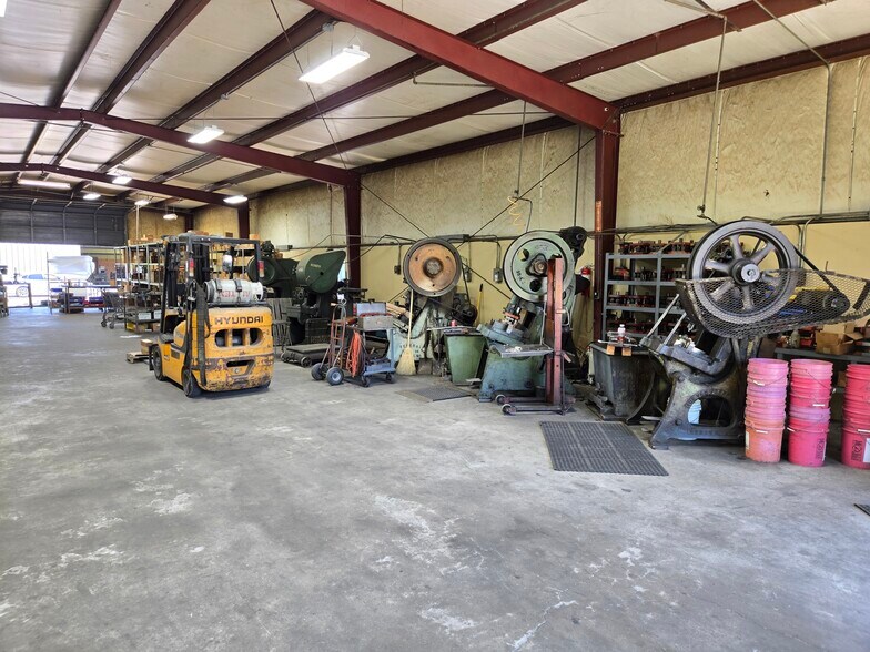 More Photos Of 609 Carby, Houston Warehouse For Sale