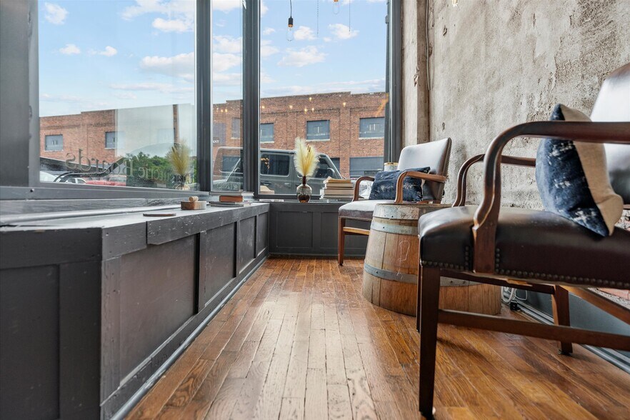 More Photos Of 415 S Thompson Ave, Excelsior Springs Bar For Sale