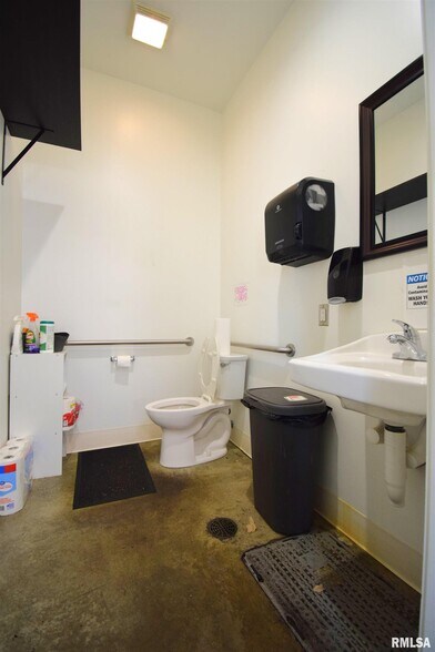 More Photos Of 102 N Park St, Sesser Restaurant For Sale