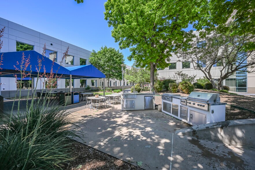 More Photos Of 5601 Headquarters Dr, Plano Office For Sale