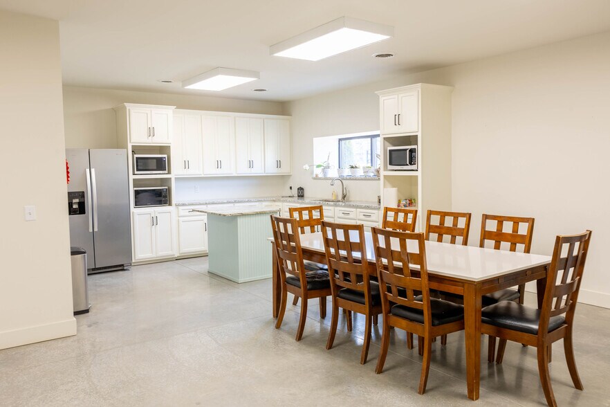 More Photos Of 5830 Highway 231 S, Castalian Springs Showroom For Sale