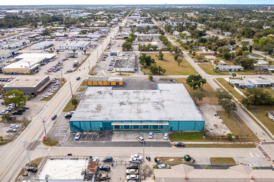 More Photos Of 2546-2578 Fowler St, Fort Myers Warehouse For Lease