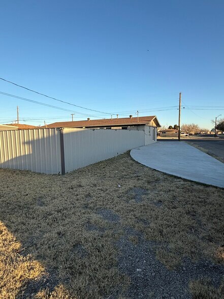 More Photos Of 2404 Oakwood Dr, Odessa Storefront For Sale