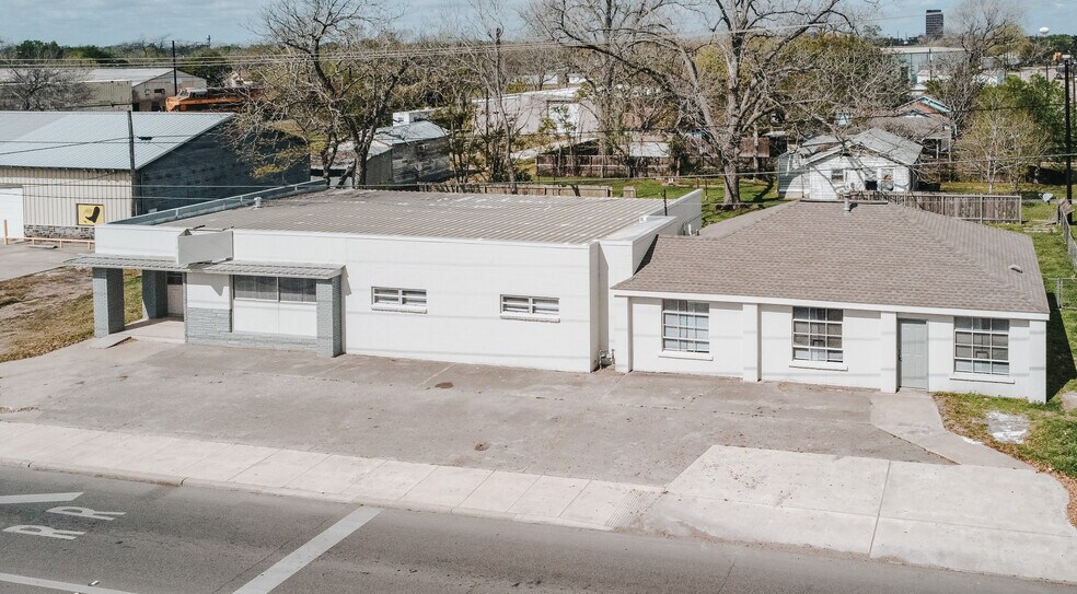 More Photos Of 305 N Laurent St, Victoria Flex For Sale