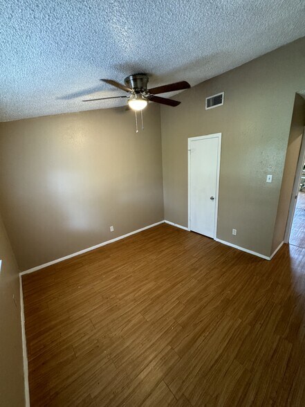 More Photos Of 304-330 S Hill St, Burnet Apartments For Sale