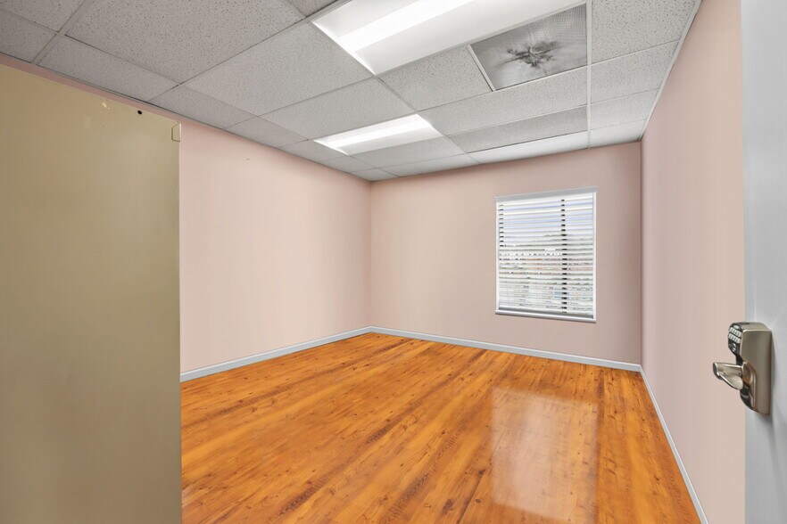 More Photos Of 101 Chestnut St, Gaithersburg Office For Sale