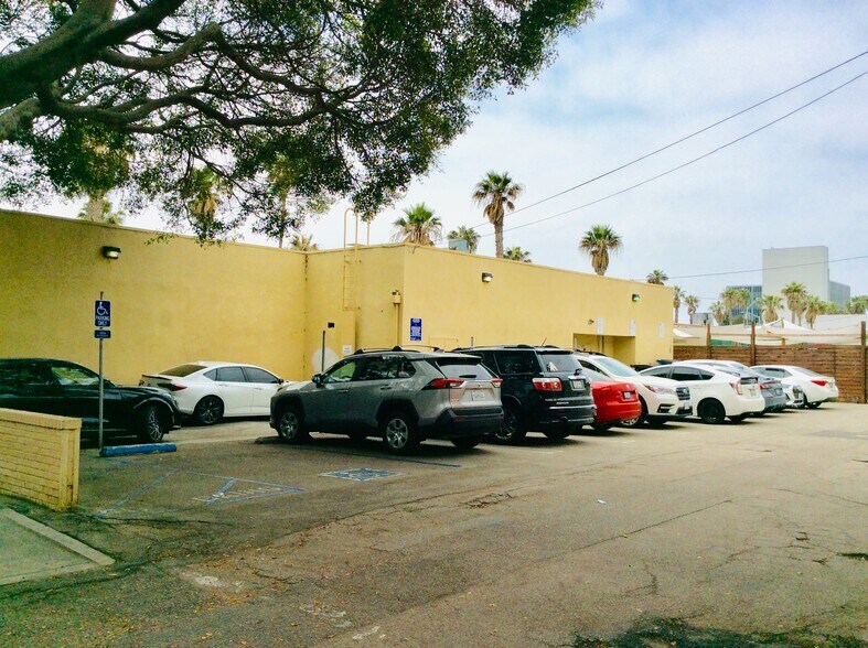 More Photos Of 2635 Wilshire Blvd, Santa Monica Bank For Lease