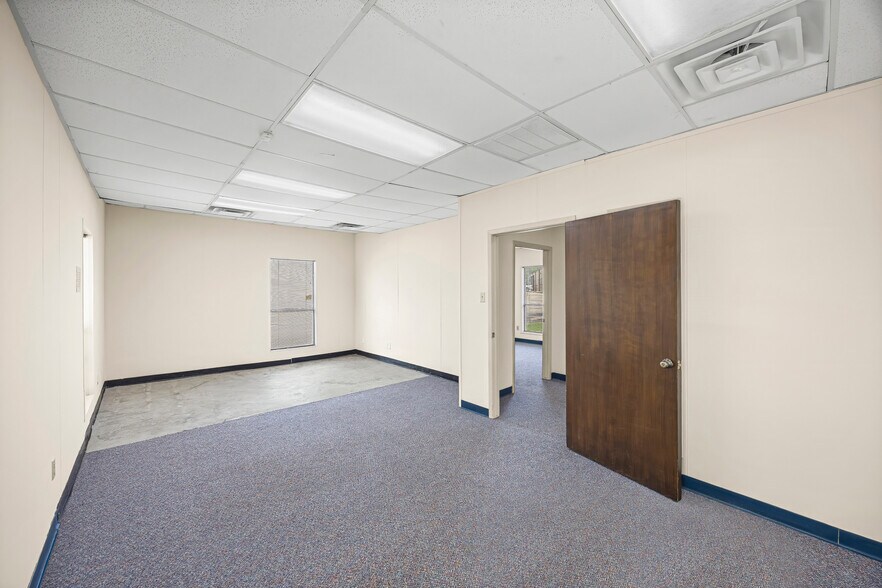 More Photos Of 105 Commercial Cir, Conroe Medical For Sale