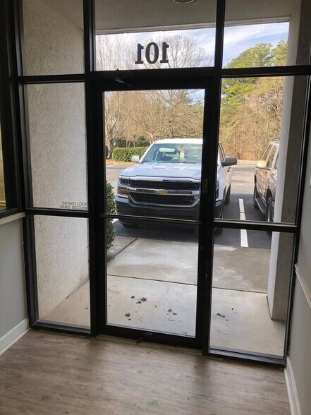 More Photos Of 2514 River Rd, Piedmont Flex For Lease