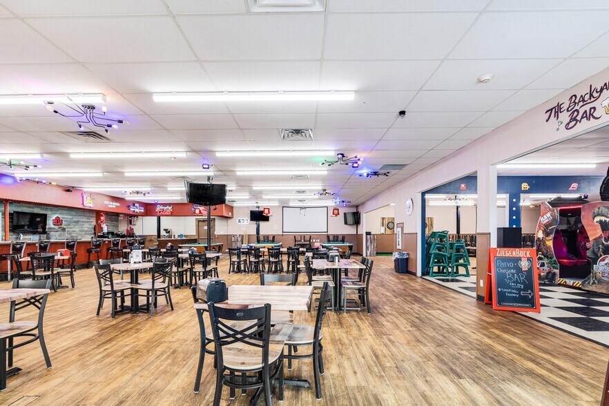 More Photos Of 3610 N Main St, Paris Restaurant For Sale