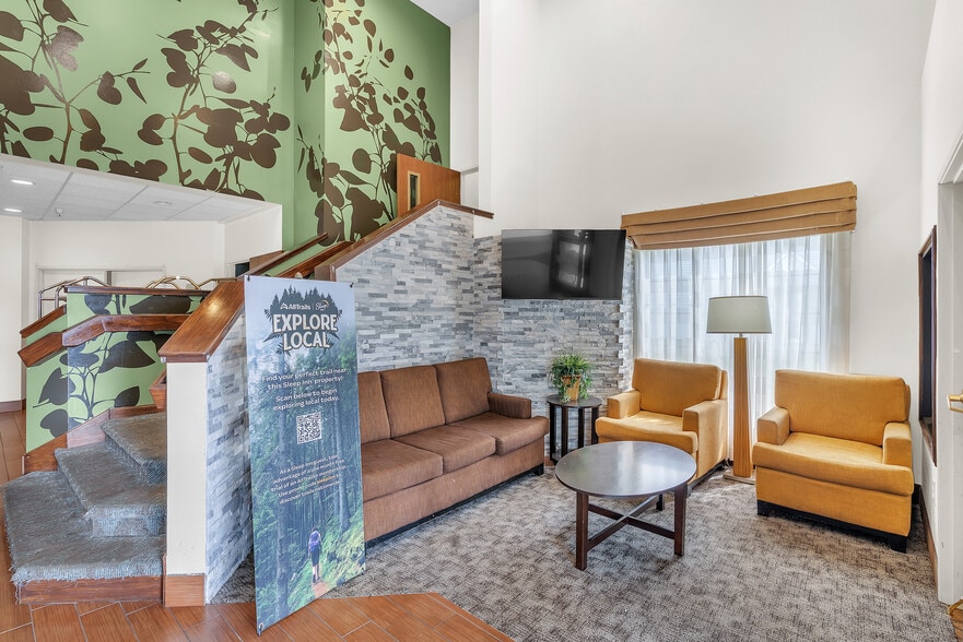 More Photos Of 220 Caravan Dr, Elkhart Hotel For Sale