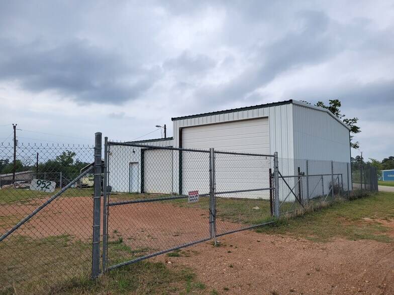 More Photos Of 952 E Highway 71, Bastrop Distribution For Lease