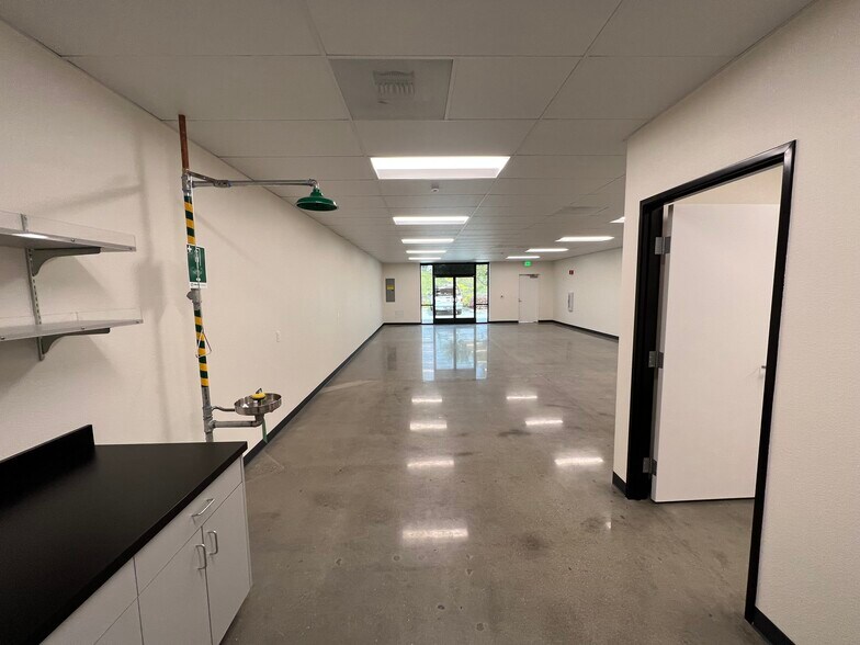 More Photos Of 7098 Miratech Dr, San Diego Research And Development For Lease
