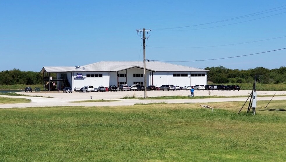 More Photos Of 1705 South I-45 East, Corsicana Showroom For Lease